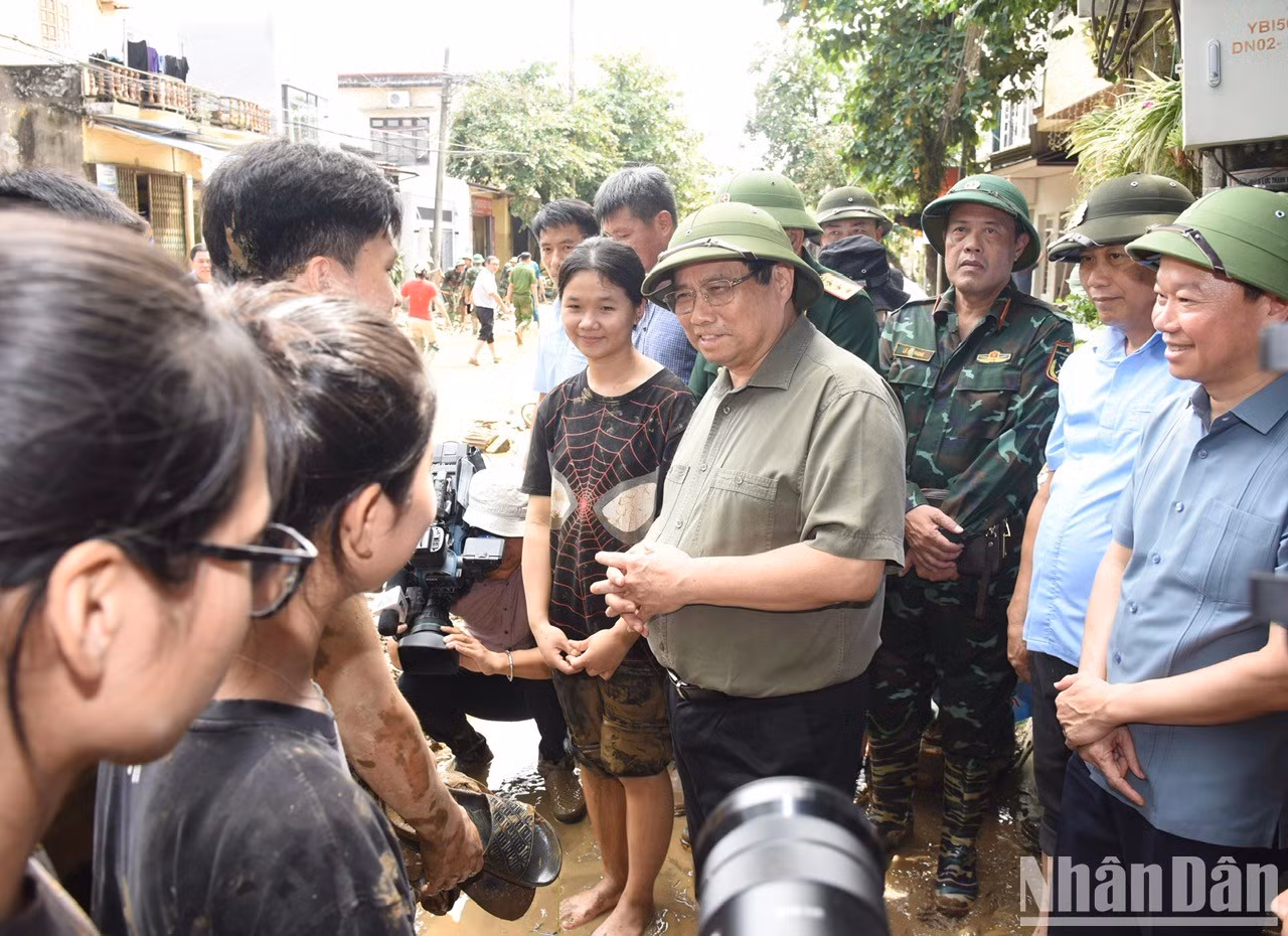 El primer ministro Pham Minh Chinh alenta a la población en la ciudad de Yen Bai.