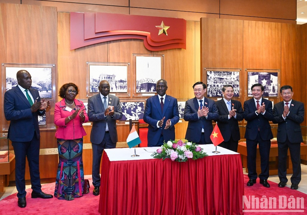 Adama Bictogo escribe en el libro de visitantes en la sala memorial. Adama Bictogo escribe en el libro de visitantes en la sala memorial.