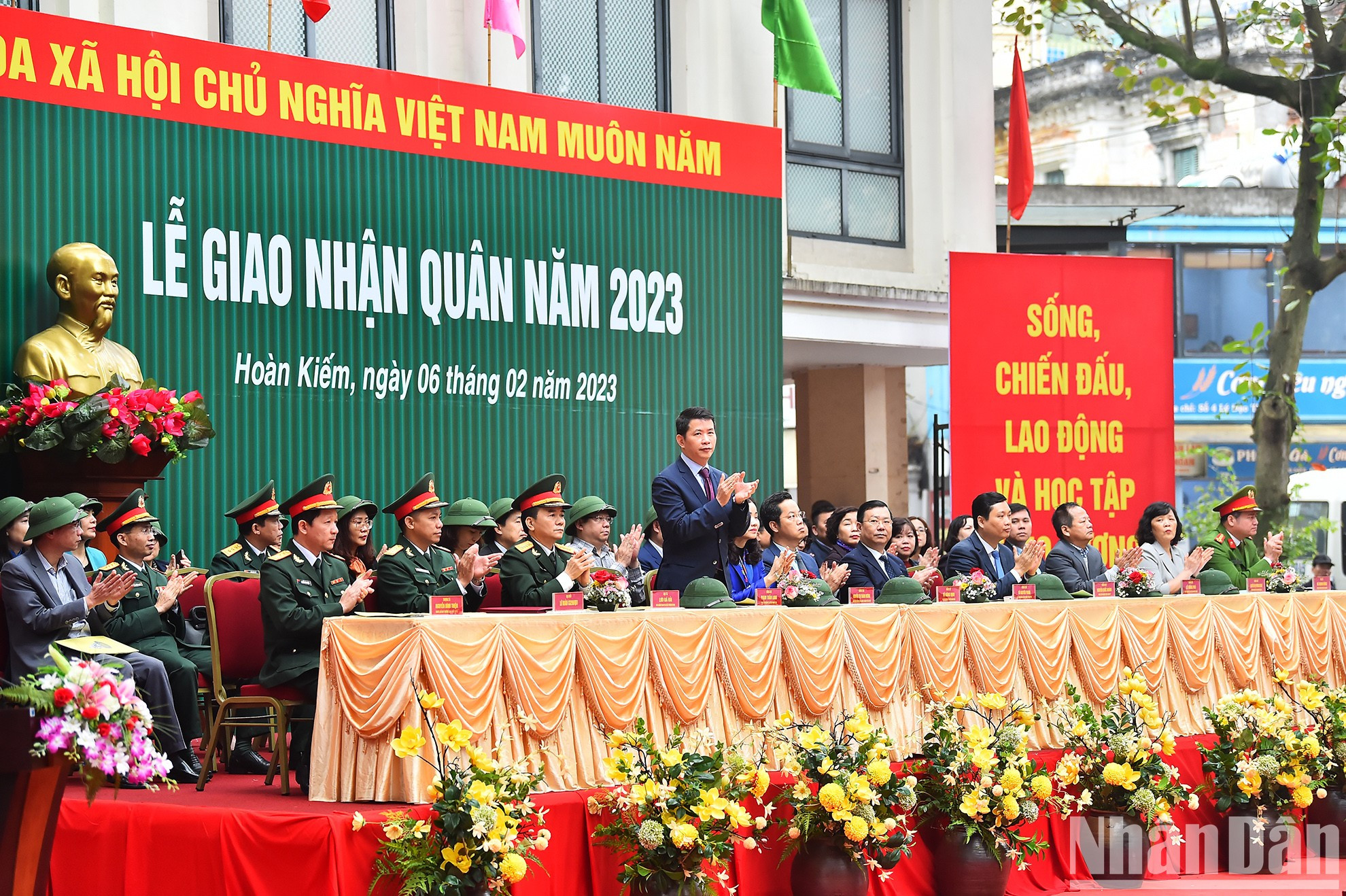 Dirigentes del distrito de Hoan Kiem asistieron a la ceremonia de despedida de jóvenes alistados en el Ejército. Dirigentes del distrito de Hoan Kiem asistieron a la ceremonia de despedida de jóvenes alistados en el Ejército.