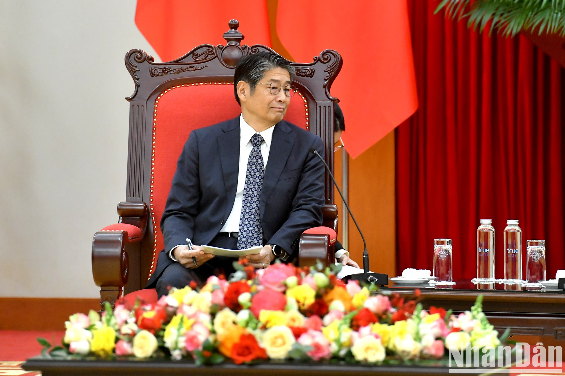 El diplomático japonés habla en la cita.