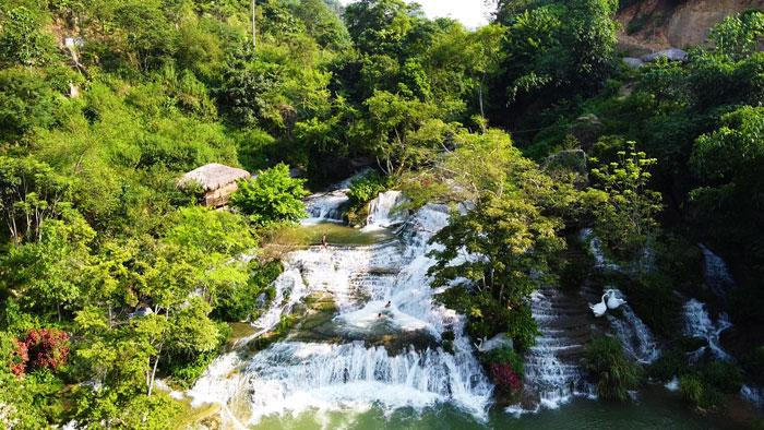 El agua en la cascada mana durante todo el año.