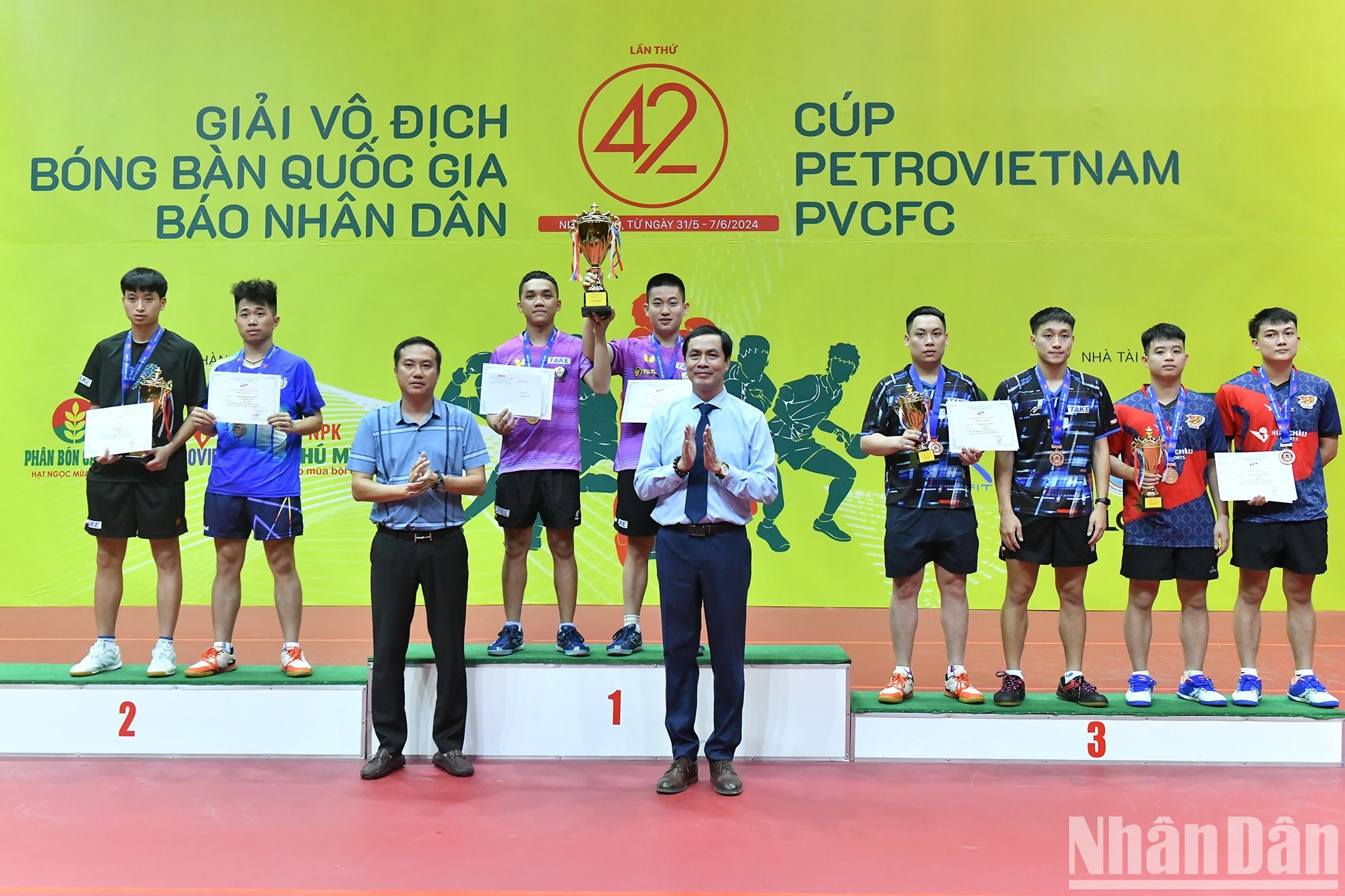 Tran Huu Viet y Nguyen Xuan Vu, presidente de la Federación de Tenis de Mesa de Vietnam, entregan medallas y trofeos a los ganadores de dobles masculinos. Tran Huu Viet y Nguyen Xuan Vu, presidente de la Federación de Tenis de Mesa de Vietnam, entregan medallas y trofeos a los ganadores de dobles masculinos.
