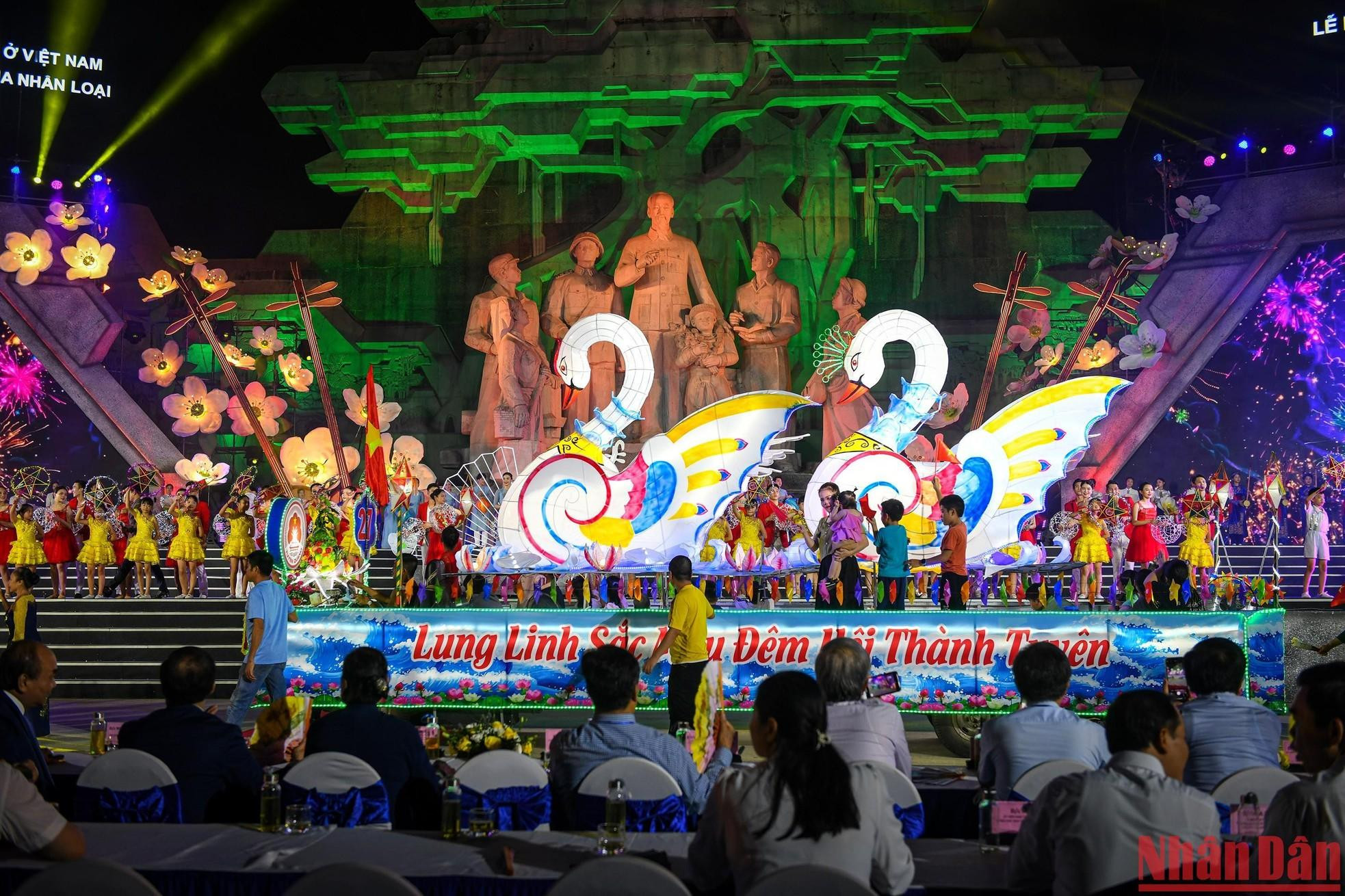 Los faroles gigantes del Festival del Medio Otoño componen el colorido Festival Thanh Tuyen.