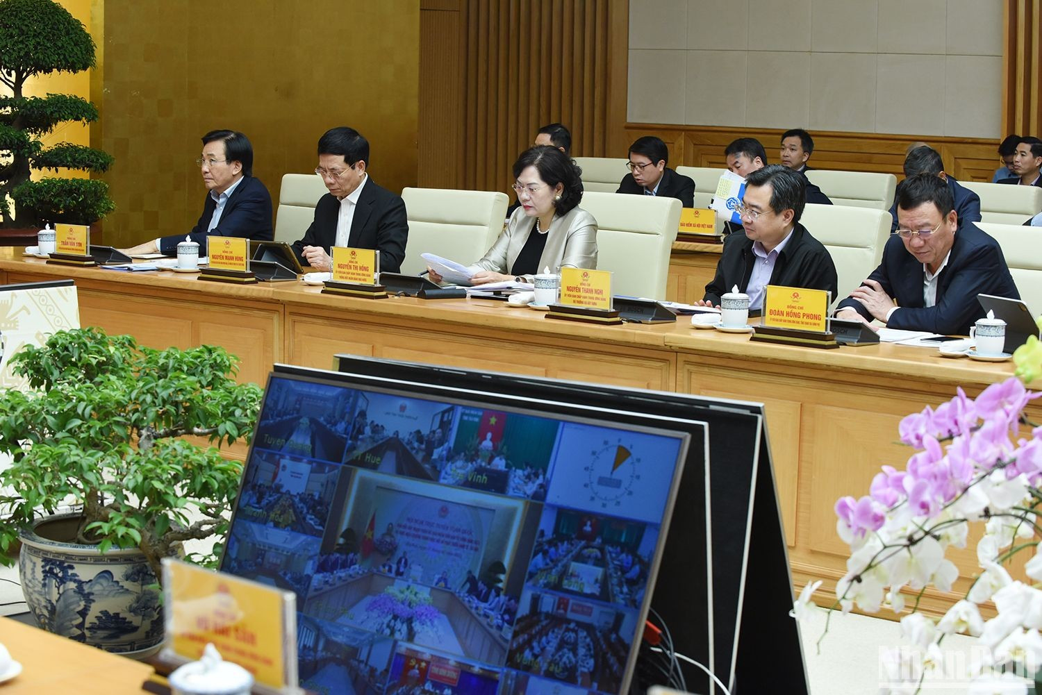 Delegados asistentes a la reunión en la Oficina de Gobierno.