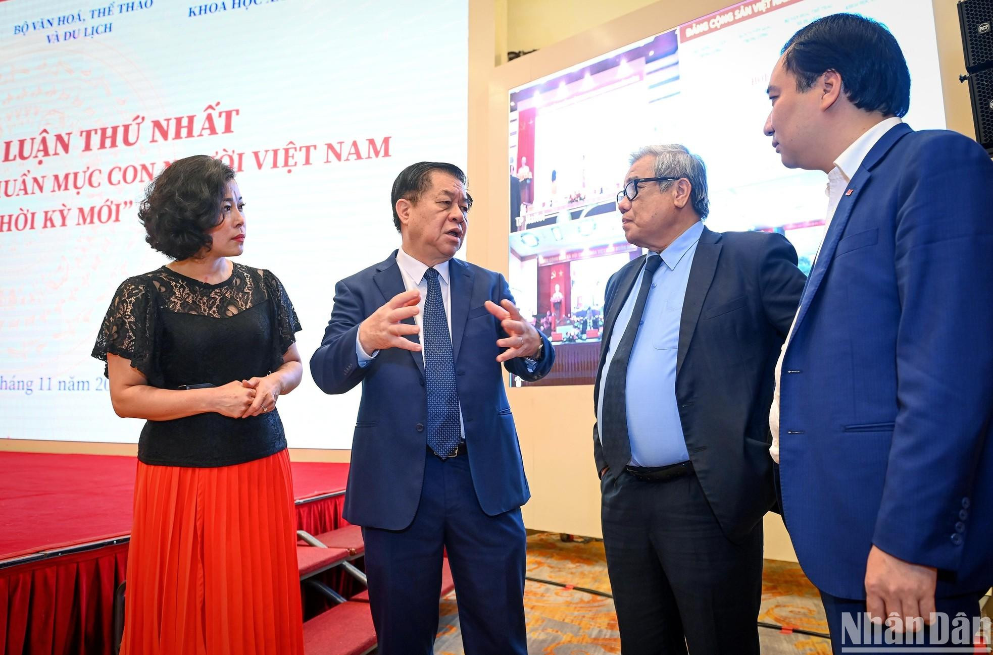 Trong Nghia intercambia opiniones con los participantes en el evento. Trong Nghia intercambia opiniones con los participantes en el evento.