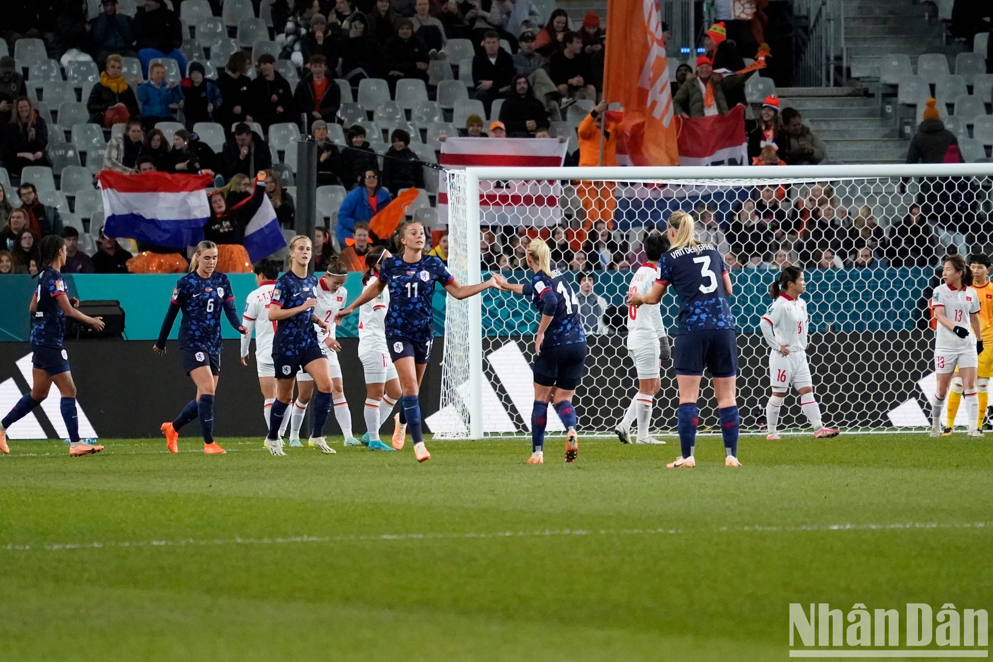 En el minuto 23, la centrocampista Dominique Janssen dio la asistencia perfecta a Jill Roord, que introdujo fácilmente el balón en el fondo de las mallas vietnamitas. En el minuto 23, la centrocampista Dominique Janssen dio la asistencia perfecta a Jill Roord, que introdujo fácilmente el balón en el fondo de las mallas vietnamitas.