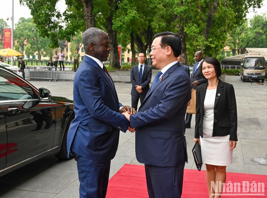 El titular del Parlamento de Vietnam, Vuong Dinh Hue, recibe a su par marfileño, Adama Bictogo. El titular del Parlamento de Vietnam, Vuong Dinh Hue, recibe a su par marfileño, Adama Bictogo.
