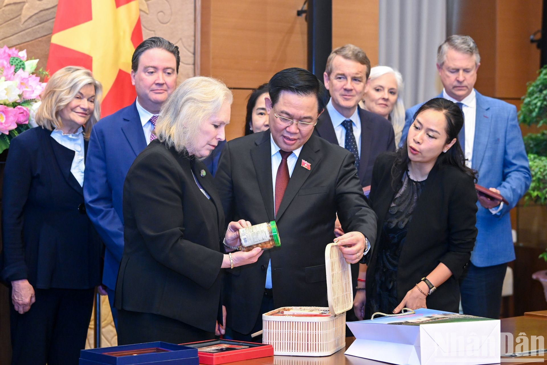 Dinh Hue presenta regalos a Kirsten. Dinh Hue presenta regalos a Kirsten.