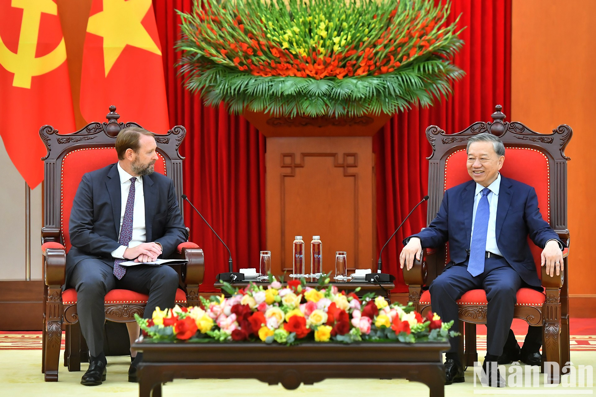 El secretario general del PCV, To Lam, y Nate Franklin, presidente de Pacifico Energy. El secretario general del PCV, To Lam, y Nate Franklin, presidente de Pacifico Energy.