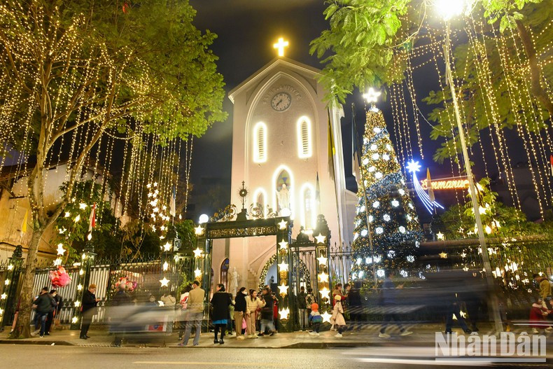 Las iglesias brillan con luces de colores. Las iglesias brillan con luces de colores.