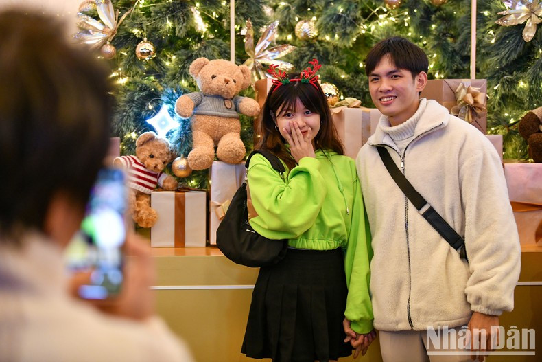 Las parejas jóvenes disfrutan del ambiente de Nochebuena. Las parejas jóvenes disfrutan del ambiente de Nochebuena.
