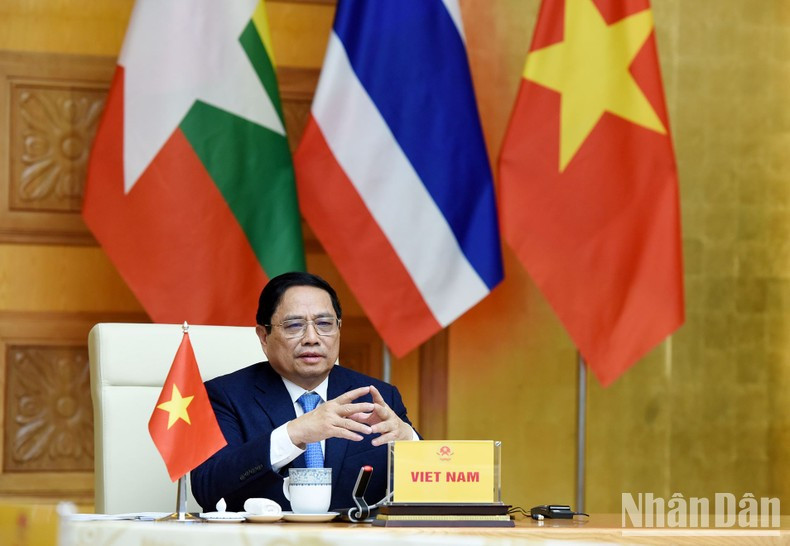 Minh Chinh habla en la cita.