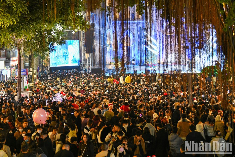 La zona de la Catedral de San José abarrotada de gente. La zona de la Catedral de San José abarrotada de gente.