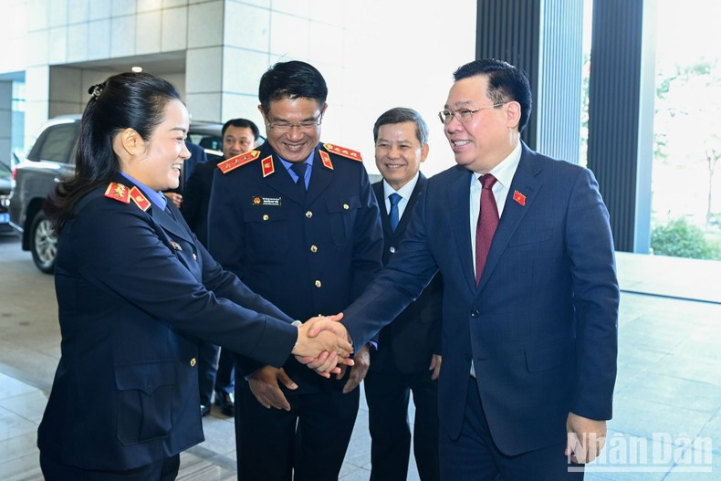 El presidente del Parlamento, Vuong Dinh Hue, llega a la reunión. El presidente del Parlamento, Vuong Dinh Hue, llega a la reunión.
