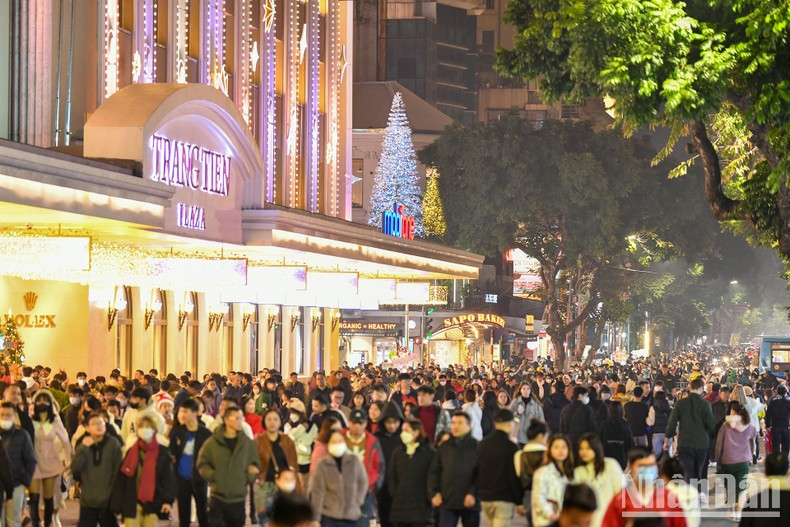 La calle peatonal en el lago de Hoan Kiem también está muy concurrida. La calle peatonal en el lago de Hoan Kiem también está muy concurrida.