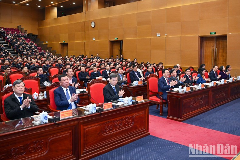 Dinh Hue asiste a la cita. Dinh Hue asiste a la cita.