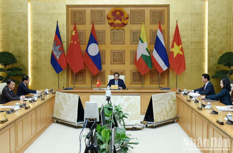 Minh Chinh y otros delegados vietnamitas en la reunión.