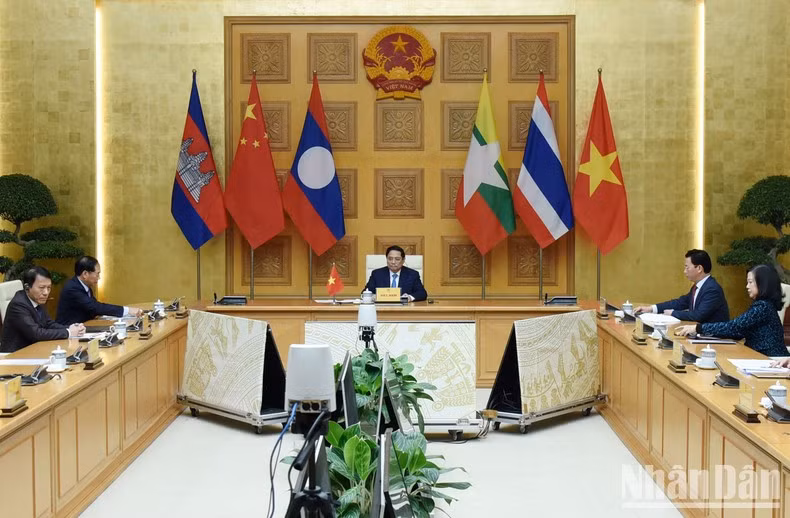 Minh Chinh y otros delegados vietnamitas en la reunión.