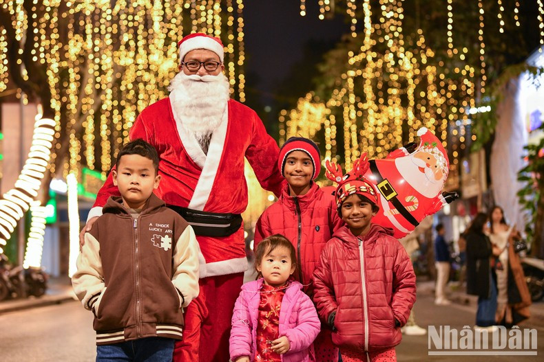 Niños de todas las nacionalidades en Nochebuena en Hanoi. Niños de todas las nacionalidades en Nochebuena en Hanoi.