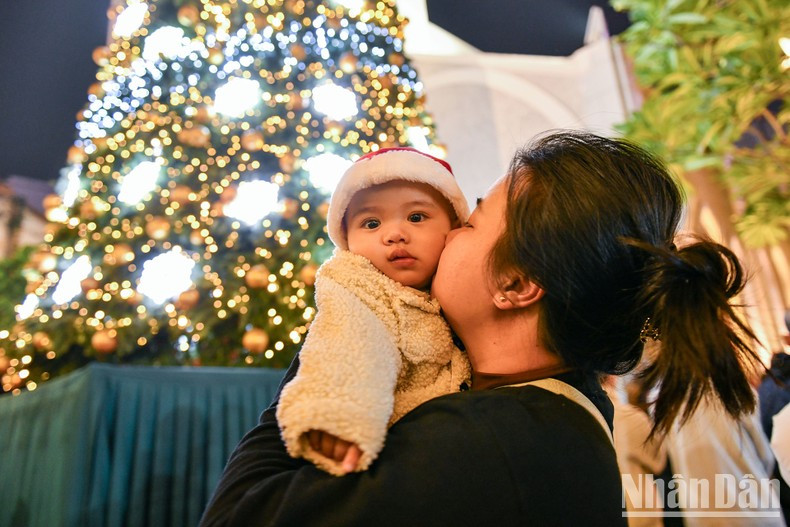 Los niños celebran la Nochebuena con sus padres. Los niños celebran la Nochebuena con sus padres.