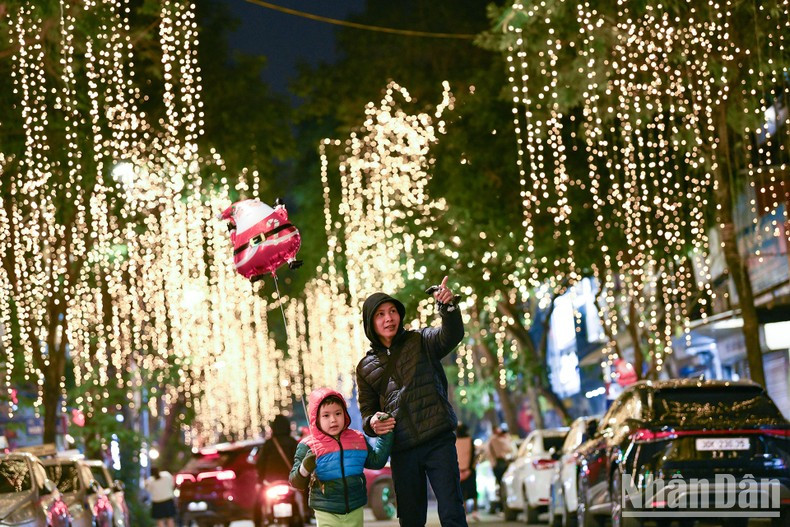 Luces brillantes en las calles de Hanói. Luces brillantes en las calles de Hanói.