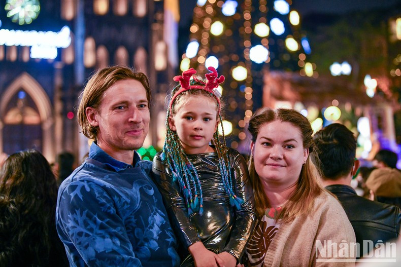 Familias extranjeras se unen al ambiente de la Nochebuena. Familias extranjeras se unen al ambiente de la Nochebuena.