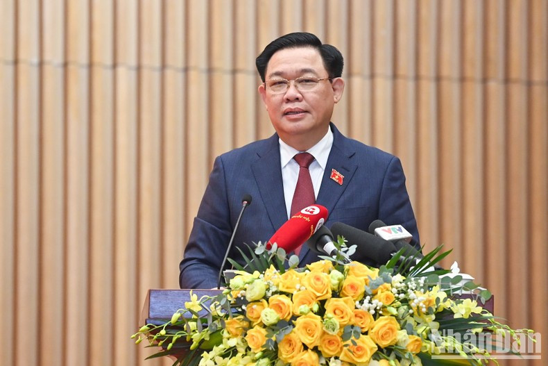 Dinh Hue habla en la cita. Dinh Hue habla en la cita.