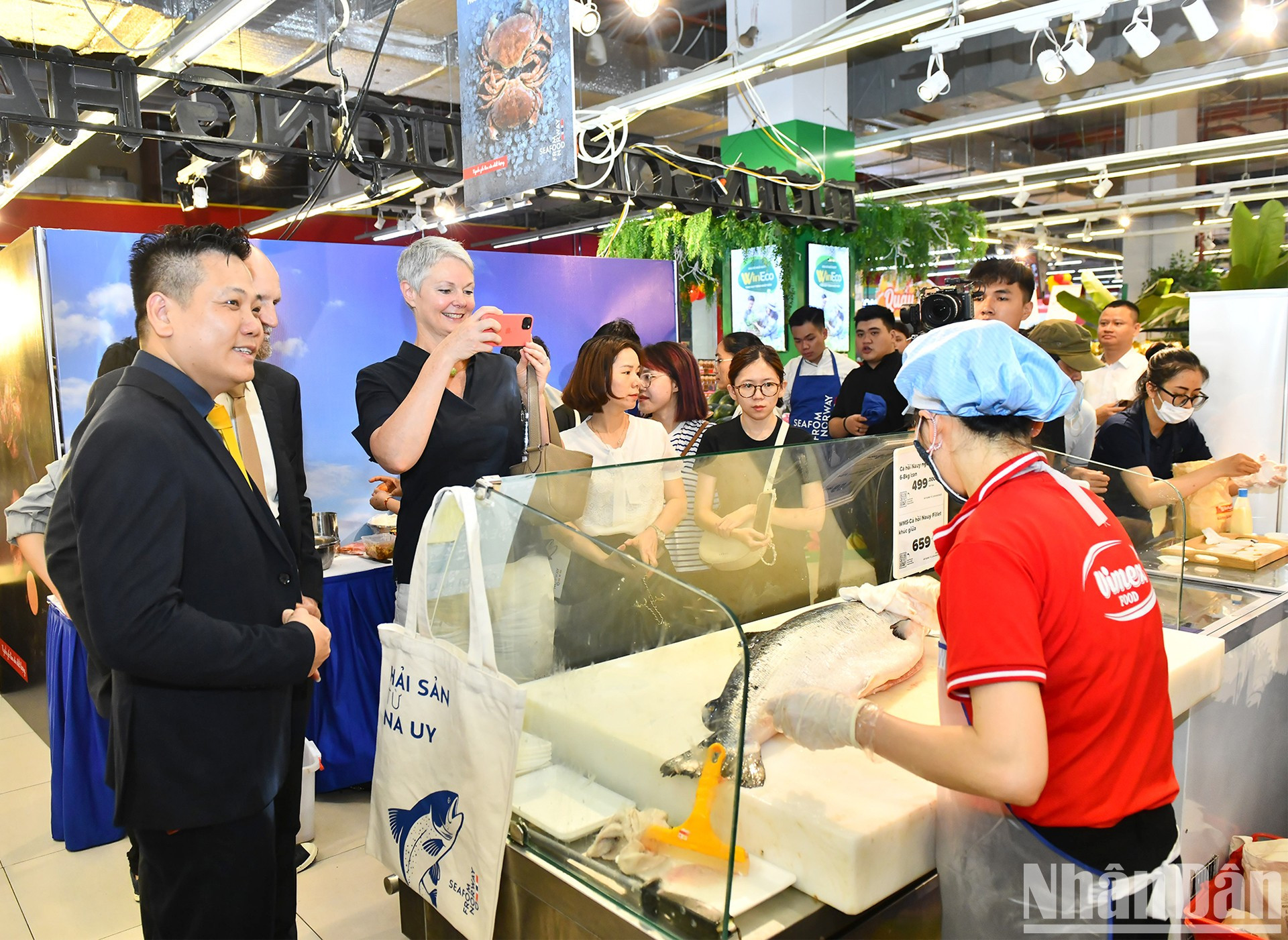 La embajadora Solbakken visita stands que presentan productos de salmón noruego en el sistema de supermercados WinMart. La embajadora Solbakken visita stands que presentan productos de salmón noruego en el sistema de supermercados WinMart.