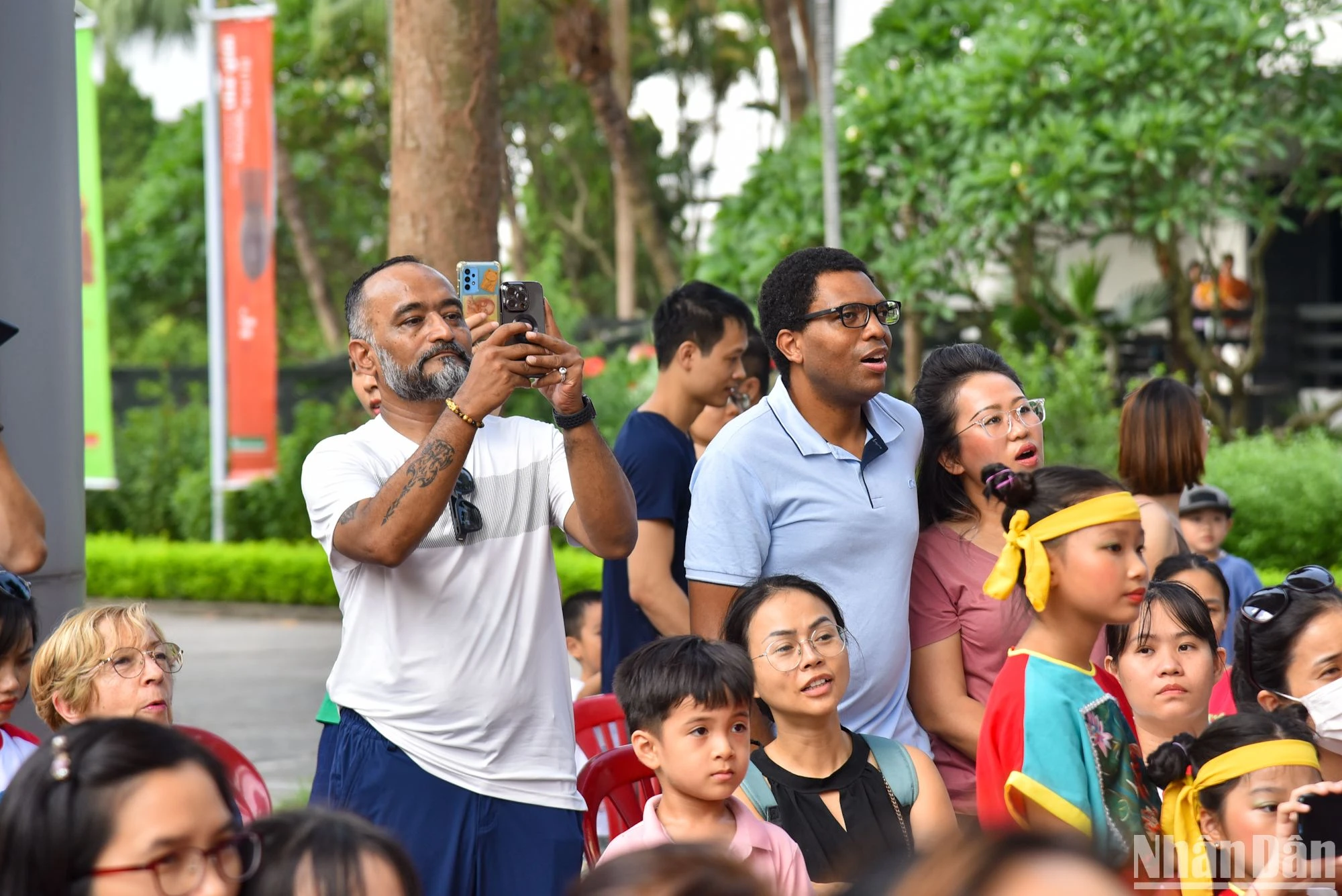 Varios turistas extranjeros también participan en el programa. Varios turistas extranjeros también participan en el programa.