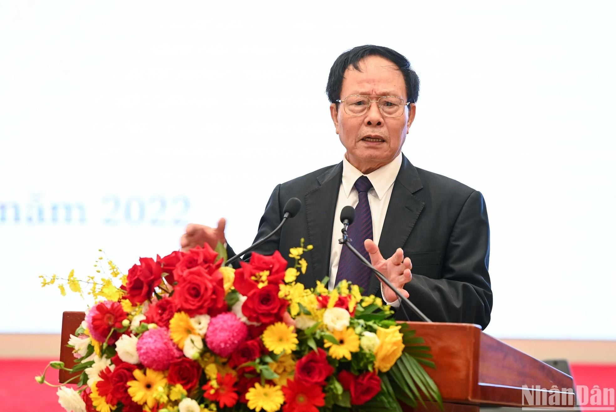 El profesor Ho Si Quy, ex director del Instituto de Información de Ciencias Sociales habla en el seminario. El profesor Ho Si Quy, ex director del Instituto de Información de Ciencias Sociales habla en el seminario.