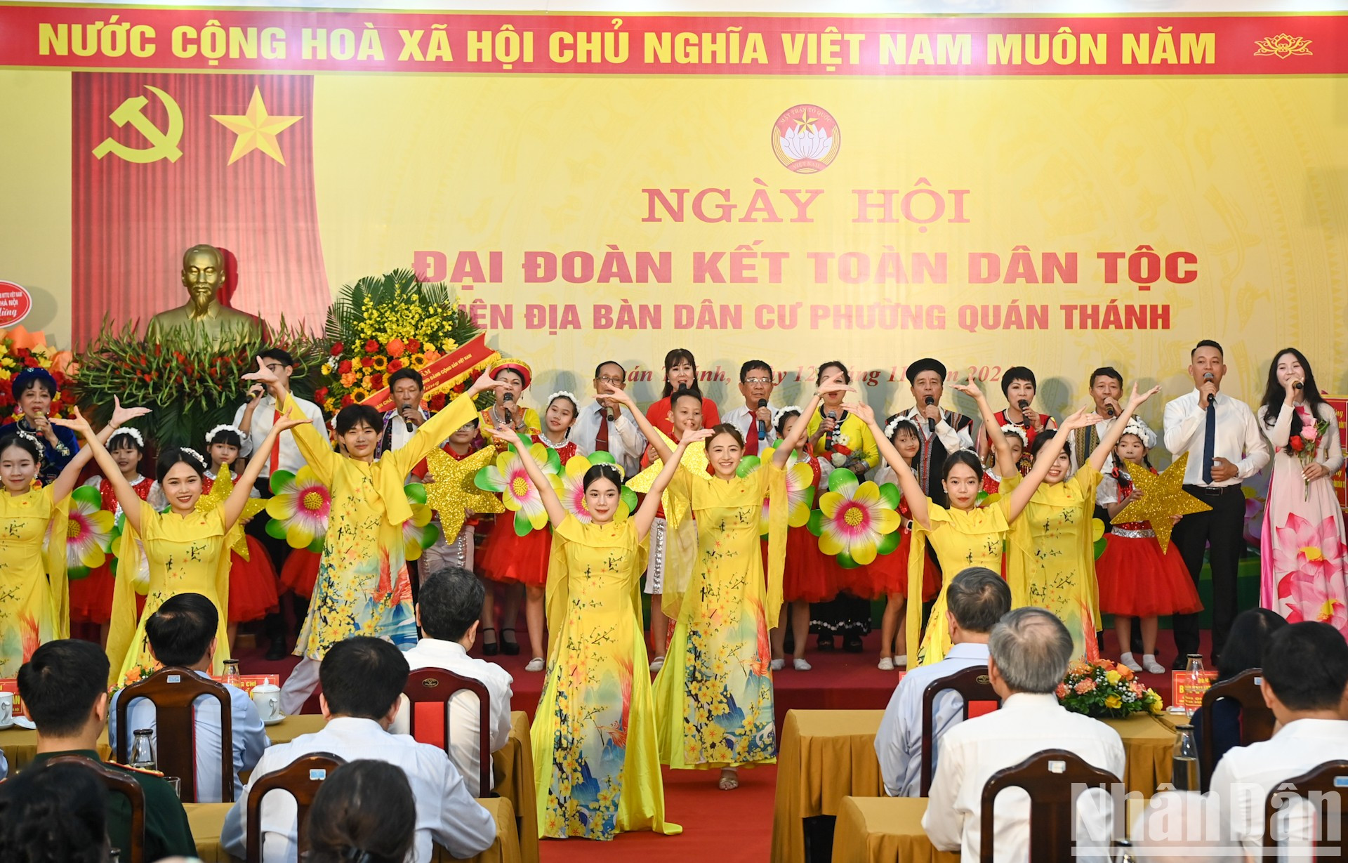 Una actuación artística en el evento.