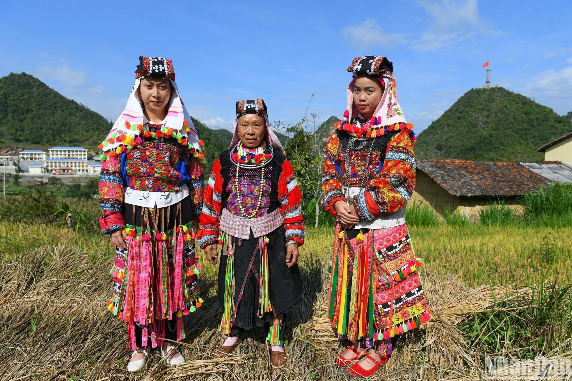 Los trajes de las mujeres Lo Lo incluyen bufandas, blusas, pantalones, delantales, cinturones, calzas, faldas y zapatos.