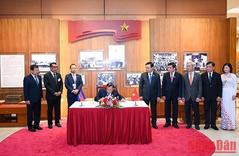 Samdech Say Chhum deja su impresión en el libro de visitas de la Asamblea Nacional de Vietnam. Samdech Say Chhum deja su impresión en el libro de visitas de la Asamblea Nacional de Vietnam.