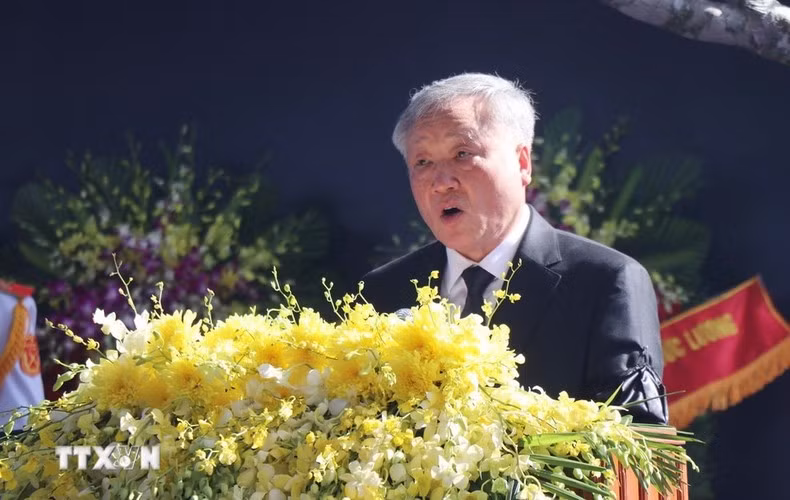 El miembro del Buró Político y viceprimer ministro permanente Nguyen Hoa Binh, lee palabras de agradecimiento en la ceremonia.