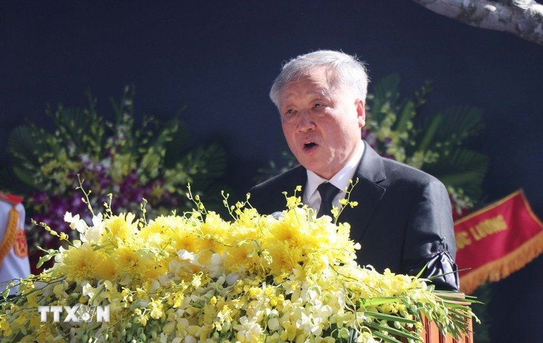 El miembro del Buró Político y viceprimer ministro permanente Nguyen Hoa Binh, lee palabras de agradecimiento en la ceremonia. El miembro del Buró Político y viceprimer ministro permanente Nguyen Hoa Binh, lee palabras de agradecimiento en la ceremonia.