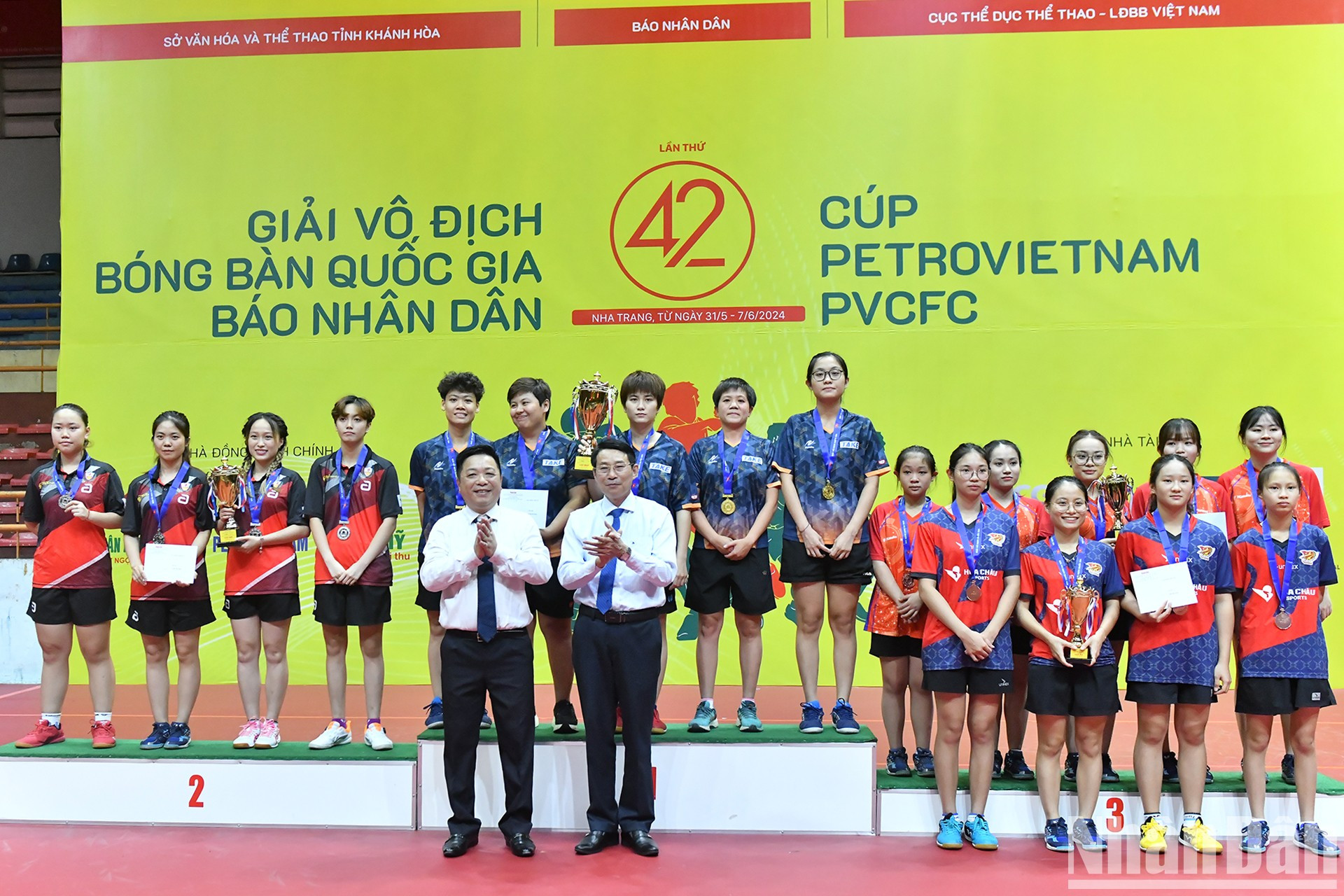 Entregan medallas y trofeos a los equipos ganadores en la categoría de equipo femenino. Entregan medallas y trofeos a los equipos ganadores en la categoría de equipo femenino.
