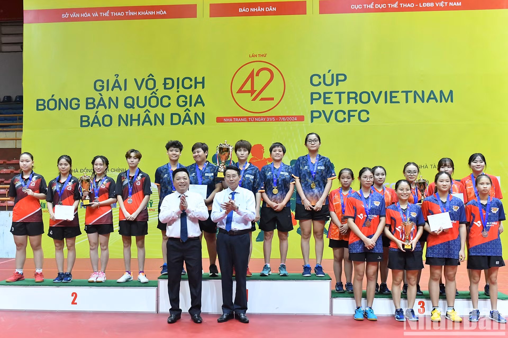 Entregan medallas y trofeos a los equipos ganadores en la categoría de equipo femenino.