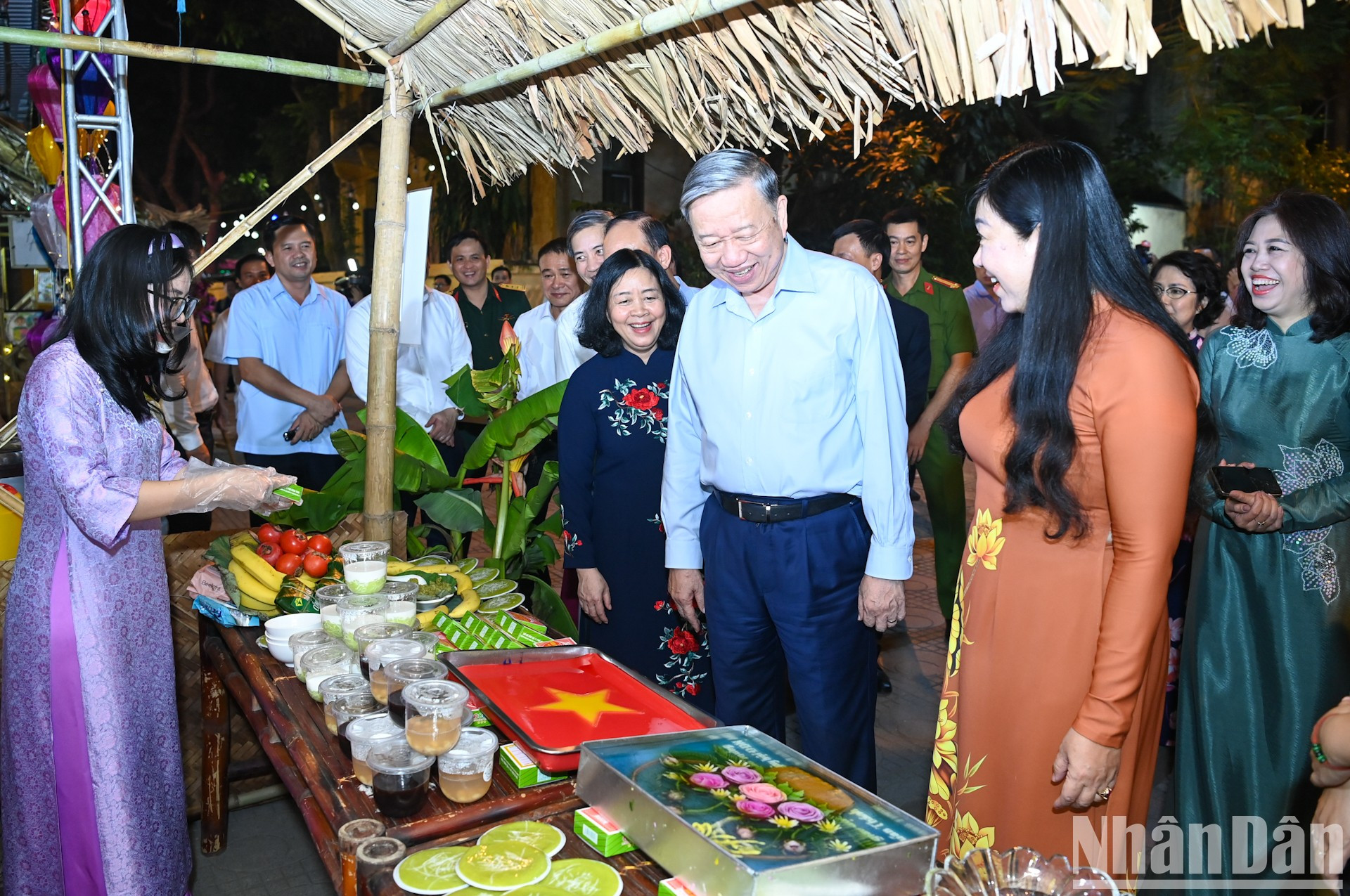 To Lam visita los stands en el evento.