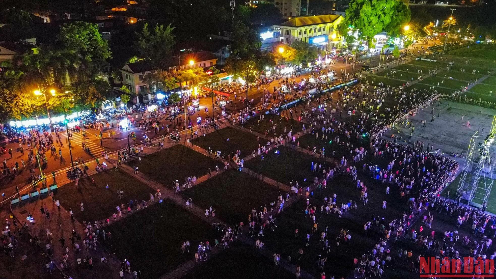 Vista desde arriba, la ciudad de Tuyen Quang resplandece con luces coloridas.