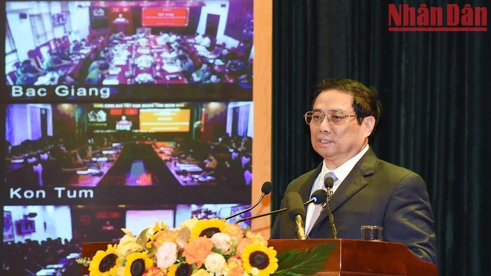 El primer ministro Pham Minh Chinh interviene en la cita.