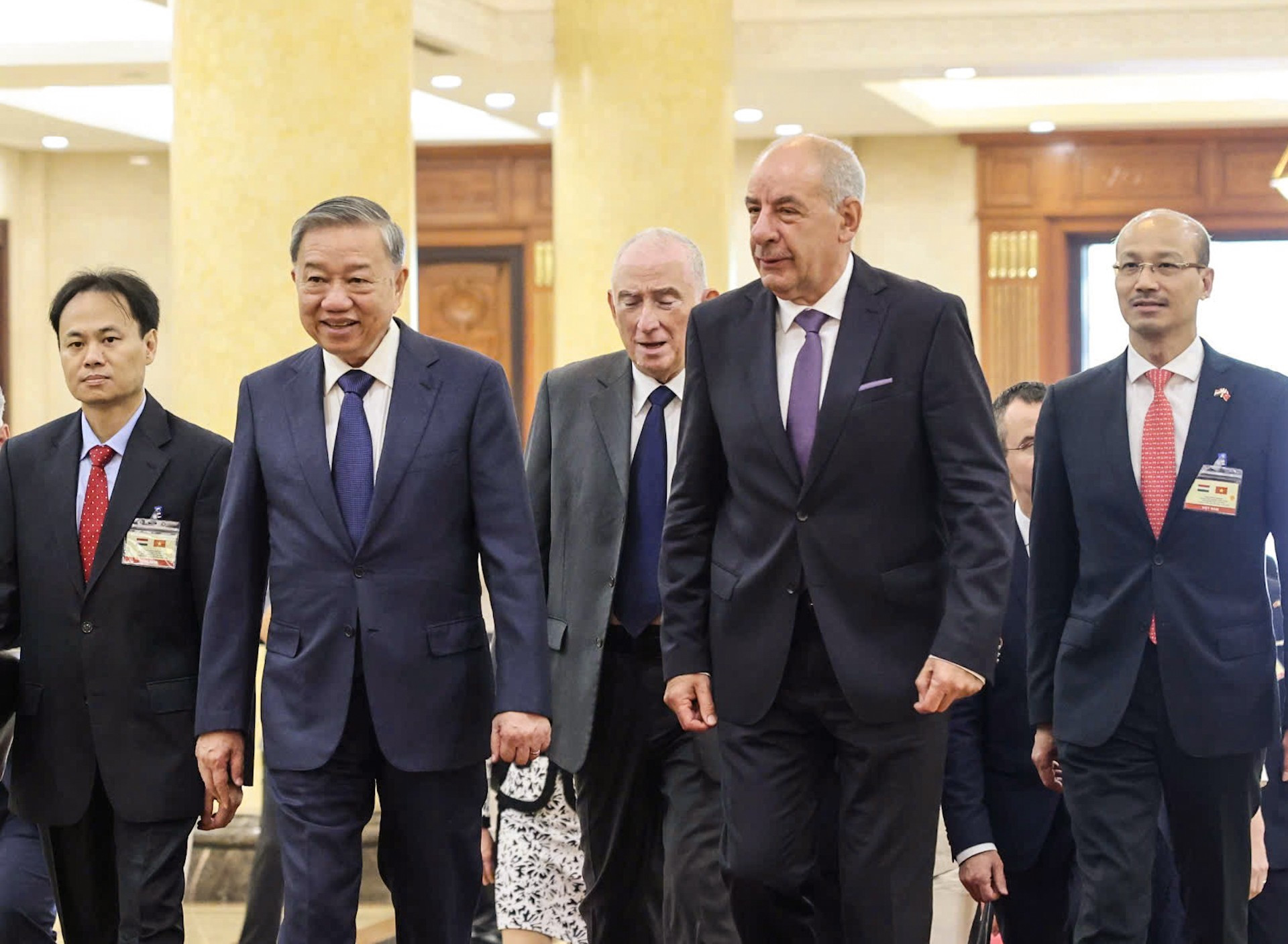 El secretario general del Partido Comunista de Vietnam, To Lam, recibe al presidente de Hungría, Sulyok Tamás. El secretario general del Partido Comunista de Vietnam, To Lam, recibe al presidente de Hungría, Sulyok Tamás.