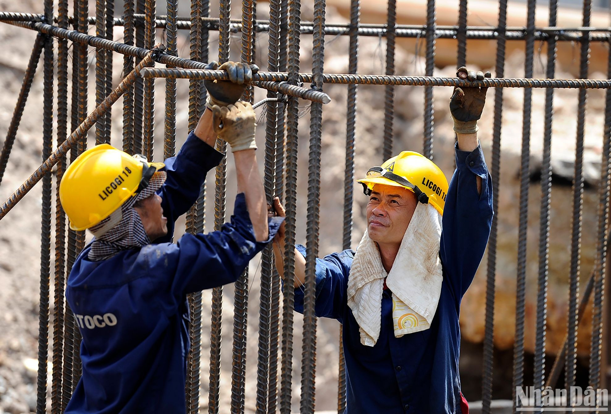 Fundidores durante la construcción del puente Vinh Tuy. Fundidores durante la construcción del puente Vinh Tuy.