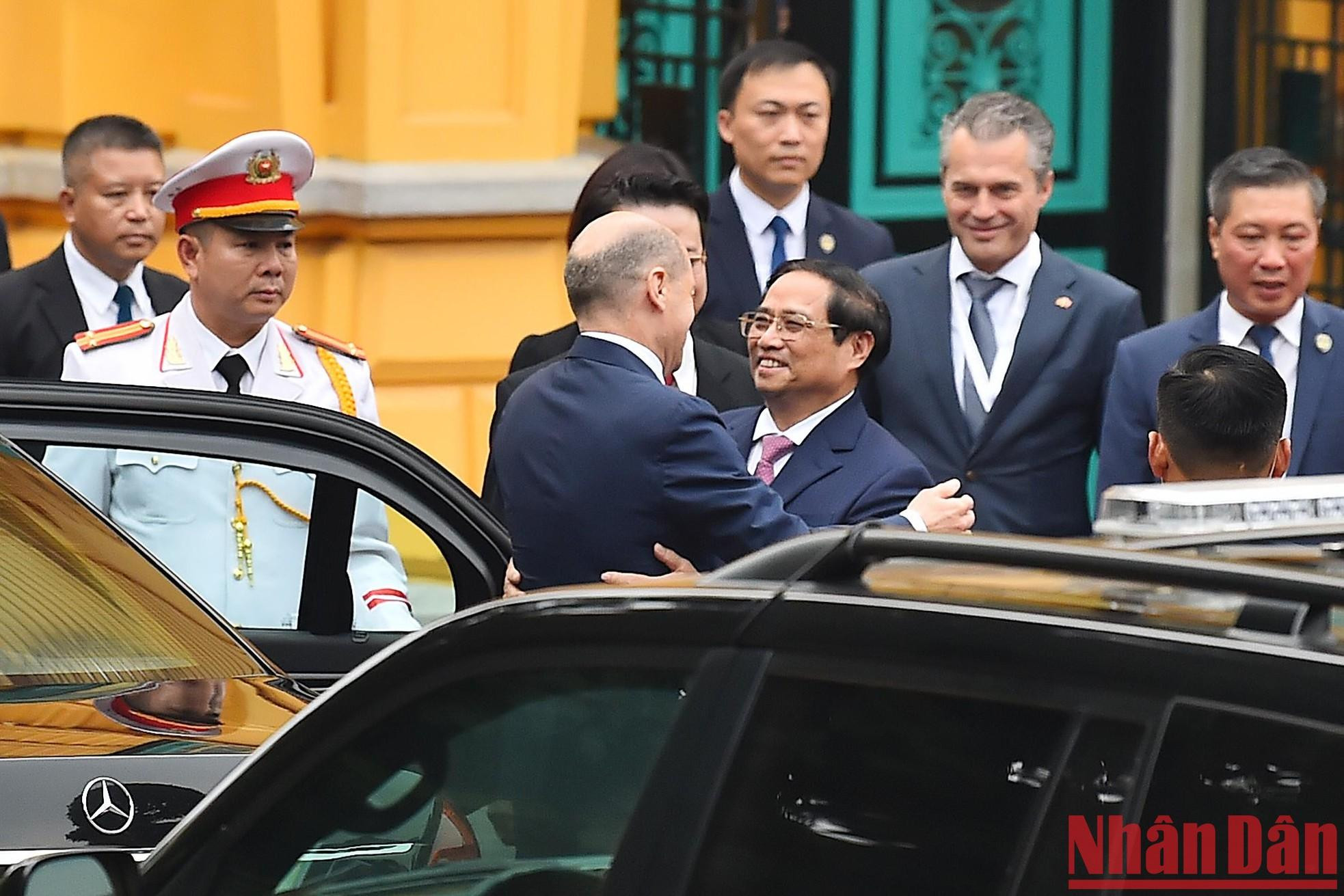El primer ministro de Vietnam Pham Minh Chinh recibe al canciller alemán Olaf Scholz. El primer ministro de Vietnam Pham Minh Chinh recibe al canciller alemán Olaf Scholz.