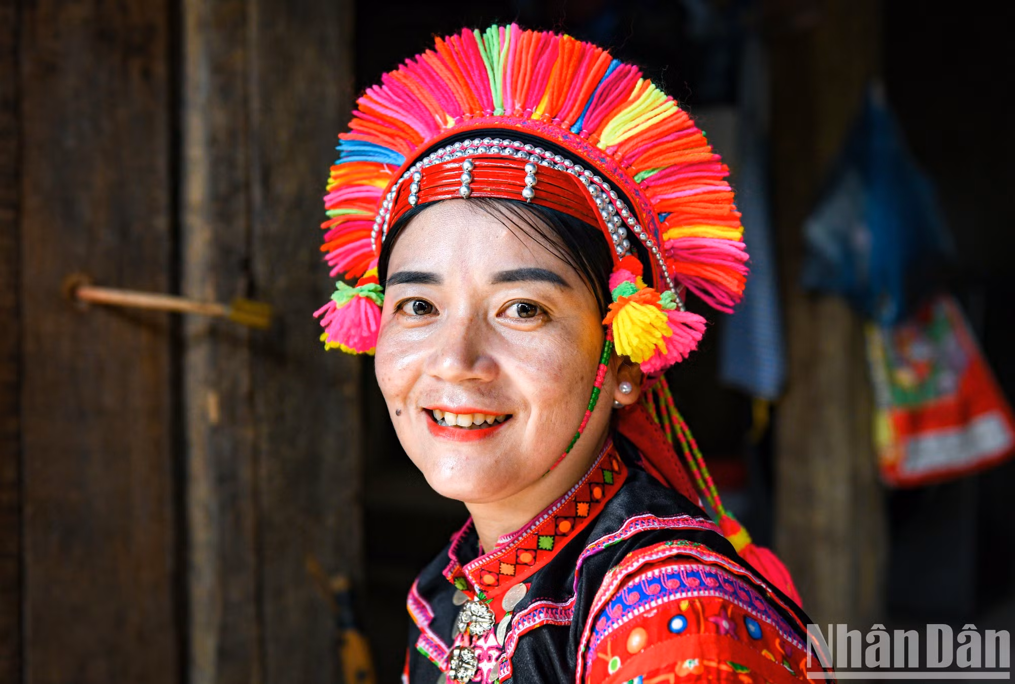La felicidad se expresa a través de la encantadora sonrisa de una bella joven de la etnia La Hu.