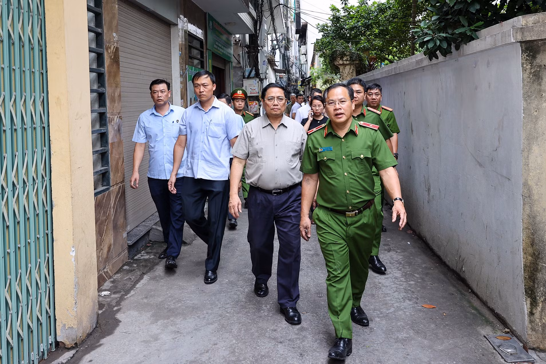 El primer ministro Pham Minh Chinh inspecciona la escena del incendio.