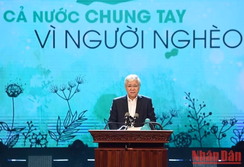 El presidente del Comité Central del Frente de la Patria de Vietnam, Do Van Chien, pronuncia un discurso en la gala.