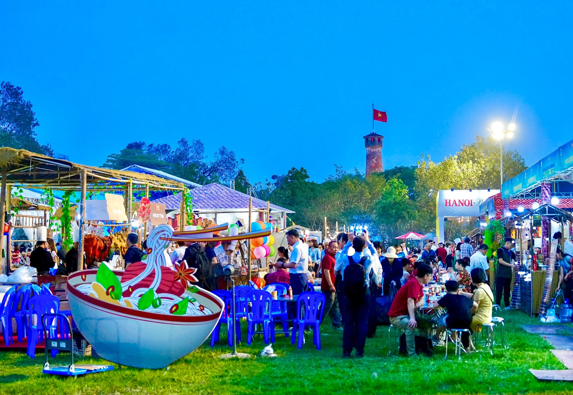 El festival tiene lugar del 18 al 20 de abril en la Ciudadela Imperial de Thang Long.