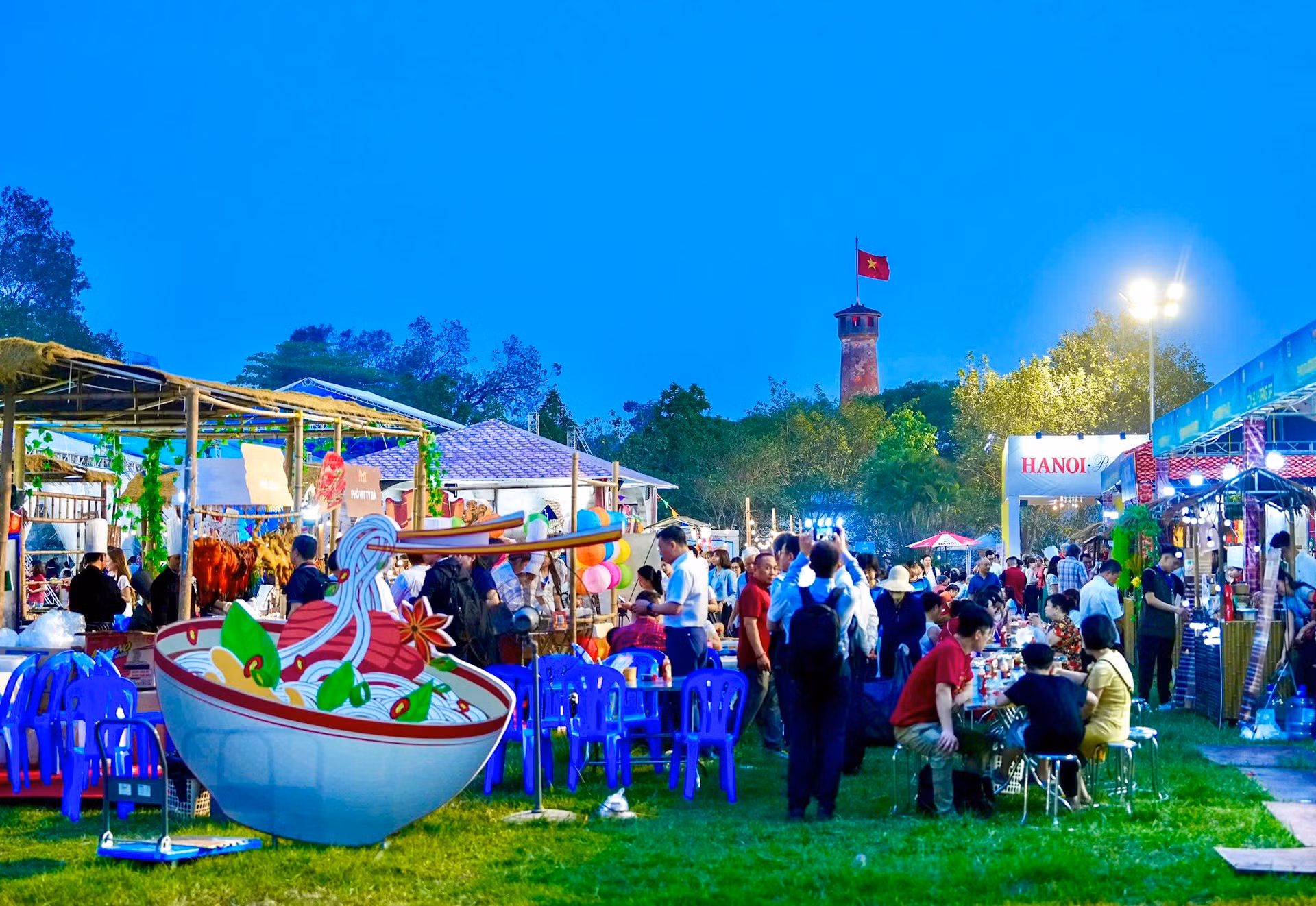 El festival tiene lugar del 18 al 20 de abril en la Ciudadela Imperial de Thang Long.