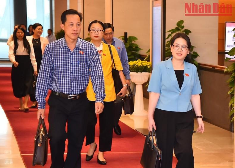 Los delegados llegan a la sala de reunión de Dien Hong. Los delegados llegan a la sala de reunión de Dien Hong.