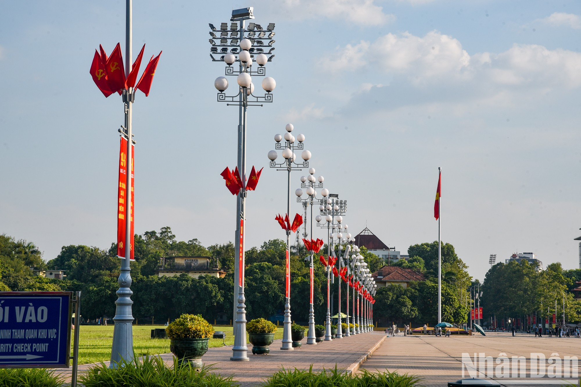 Los alrededores del Mausoleo dedicado al Presidente Ho Chi Minh están llenos del rojo brillante de la bandera nacional, pancartas, carteles y letreros. En este lugar el tío Ho leyó la Declaración de Independencia hace 78 años. Los alrededores del Mausoleo dedicado al Presidente Ho Chi Minh están llenos del rojo brillante de la bandera nacional, pancartas, carteles y letreros. En este lugar el tío Ho leyó la Declaración de Independencia hace 78 años.